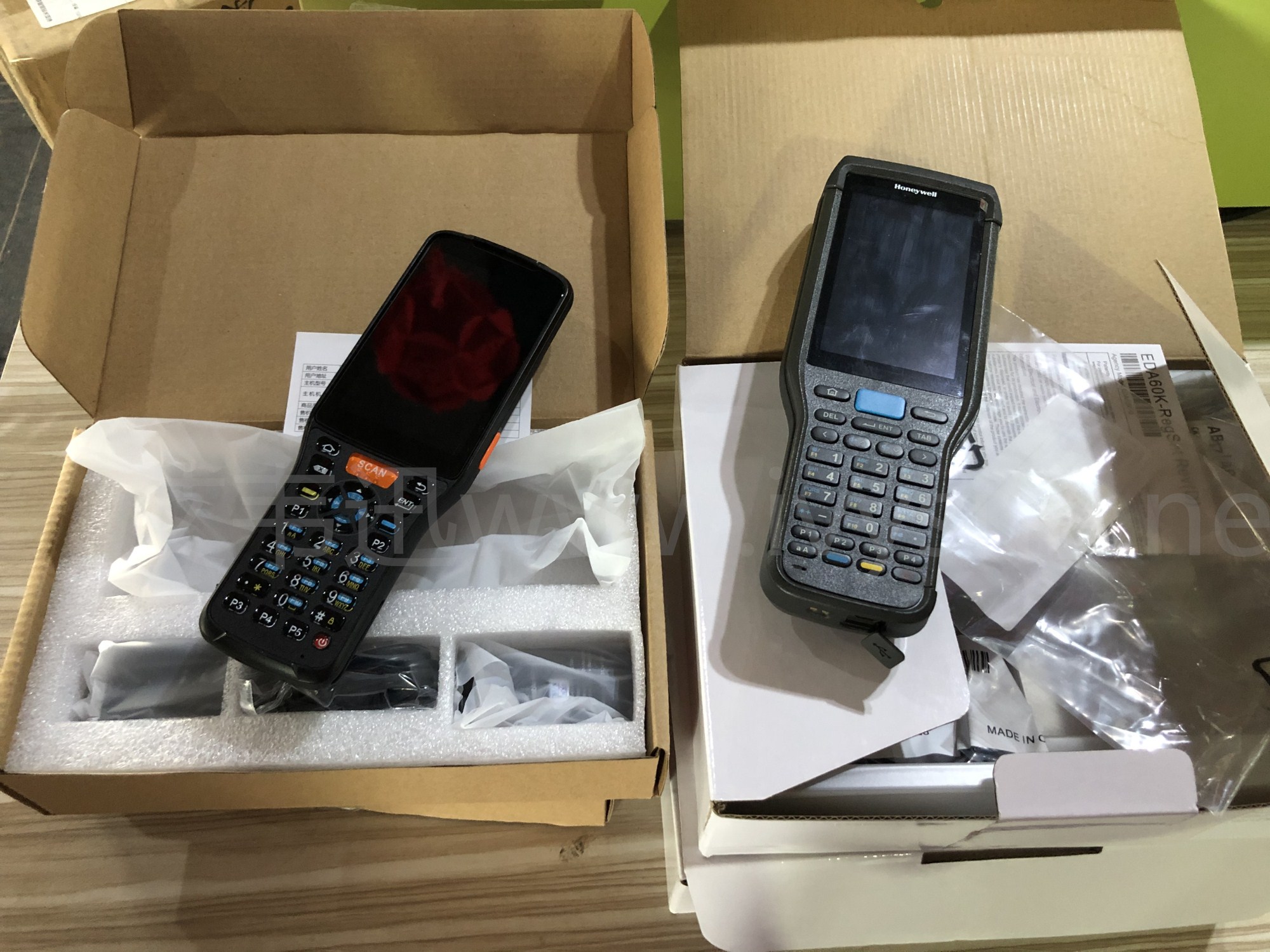 艾韋迅的IVY12-DF物流手持終端和霍尼韋爾EDA60K移動(dòng)數(shù)據(jù)終端.jpg 艾韋迅的IVY12-DF物流手持終端和霍尼韋爾EDA60K移動(dòng)數(shù)據(jù)終端.jpg